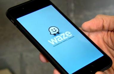 Teléfono inteligente con la aplicación Waze activa para navegación.