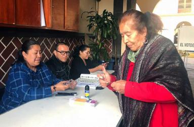 Guillermina fue la primera votante en la casilla del Distrito Electoral 12, en Palacio Federal de Puebla. Imagen tomada de Twitter: @INEMexico