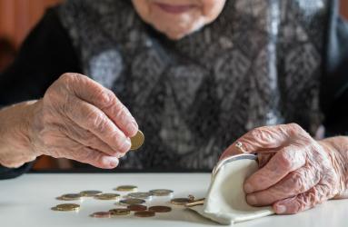 El costo fiscal de las pensiones es un factor para evaluar los incrementos al salario mínimo. Foto: iStock 