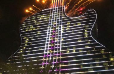 En Florida abrió sus puertas un hotel con forma de guitarra iluminado de 137 metros (450 pies) de altura que la tribu seminol quiere que se convierta en un nuevo destino turístico. Foto: Reuters
