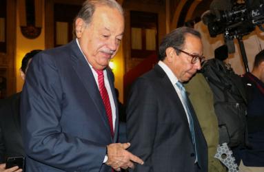 Carlos Slim y el presidente del CCE, Carlos Salazar Lomelín, afirmaron que, en materia económica, el país se mantiene estable y ven positivo lo que viene para los siguientes años. Foto: Cuartoscuro
