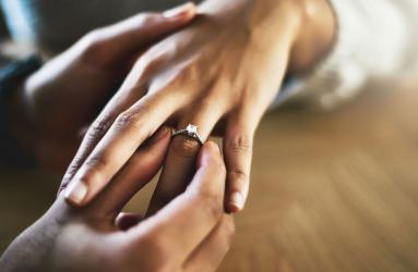 El amor y los compromisos no se demuestran con el valor de un anillo, pero siempre serán un lindo regalo. Foto: iStock 