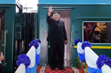 Mientras los rumores crecen, un portal especializado en Corea del Norte informó este domingo que el famoso tren con el que suele desplazarse Kim, y que perteneció a su padre, Kim Jong Il, su predecesor, fue captado estacionado en un complejo de la costa este del país asiático desde la semana pasada. Fotos: AFP y Reuters.
