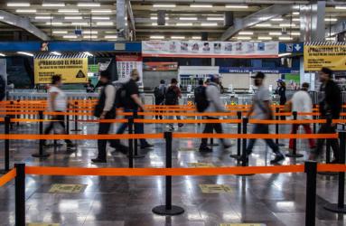 El Sistema de Transporte Colectivo (STC) implemento medidas de dosificación para el ingreso a las estaciones del Metro. Foto: Cuartoscuro 