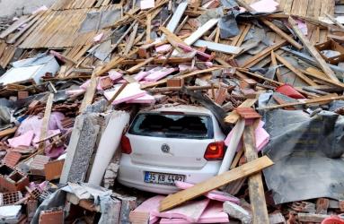 Este viernes un fuerte terremoto sacudió a Grecia y a Turquía causando graves daños. Foto: Reuters 