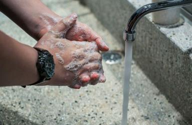 En la historia de la humanidad, lavarse las manos ha salvado más vidas que el uso de antibióticos. Foto: Pixabay