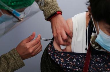 La experiencia de Chile muestra que una campaña de vacunación rápida, no evita las cuarentenas. Foto: Reuters.