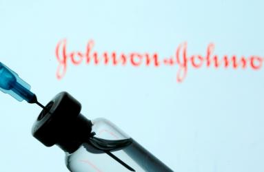 En Estados Unidos se recomendó suspender la aplicación de la vacuna covid-19 desarrollada por Johnson & Johnson. Foto: Reuters 