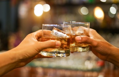 De acuerdo con datos de la Organización para la Cooperación y el Desarrollo Económico (OCDE) los mexicanos consumen un promedio de 10 litros de alcohol al año. Foto: iStock 