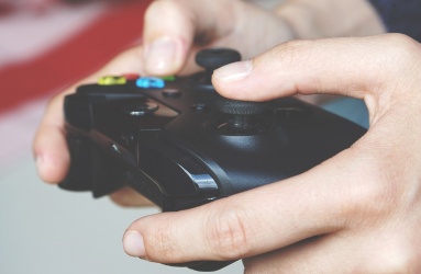 El sistema creado por PlayStation funciona mientras el jugador está ejecutando un videojuego, proporcionándole asistencia para superarlo. Foto: Pixabay