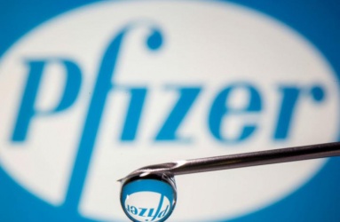 La vacuna de Pfizer-BioNTech es la primera en ser autorizada por la Cofepris para su aplicación en adolescentes. Foto: Reuters
