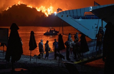 Las llamas arrasaron un pueblo cercano a Atenas durante la noche, mientras el fuego arde en Grecia por quinto día consecutivo. Foto: Reuters.