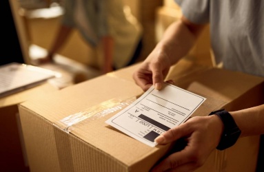 Antes de tirar una caja de paqueteria arranca la etiqueta y rompela, evita pasar un mal momento. Foto: iStock