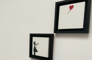 El cuadro en dos partes, sobre fondo blanco, representa a una niña que deja escapar un globo rojo en forma de corazón, tiene un precio estimado entre 3,4 y 4,7 millones de dólares. Foto: AFP.