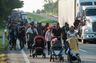 El Instituto Nacional de Migración ha reiterado su oferta de alojamiento, comida y tarjetas de visitante por razones humanitarias. Foto: Cuartoscuro