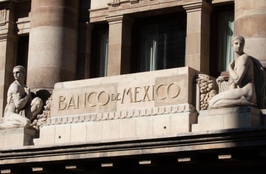 El gobernador del Banco de México (Banxico), Alejandro Díaz de León, reconoció que la economía se enfrenta a muchos retos como la inflación, la cual sigue atravesando efectos provocados por la pandemia. Foto: Cuartoscuro 