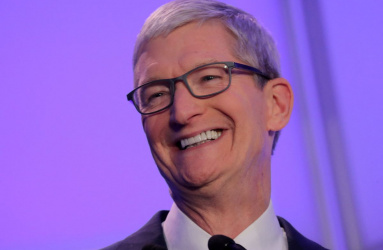 El sueldo del jefe de Apple Inc, Tim Cook, en 2021 fue 1.447 veces mayor que el del empleado medio del gigante tecnológico. Foto: Reuters 