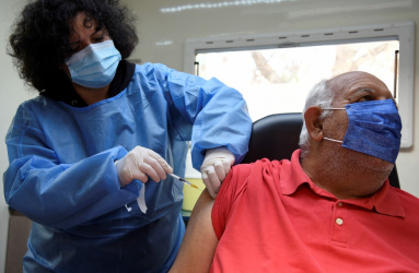 En Grecia se impuso la vacunación covid-19 obligatoria en las personas mayores de 60 años de edad. En caso de no aplicársela recibirán una multa inicial de 50 euros, es decir un aproximado de 57 dólares. Foto: Reuters 