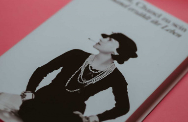 Chanel inició su carrera en el mundo de la moda en una pequeña tienda en la planta baja del departamento de Étienne Balsan. Foto: Unplash / Laura Chouette