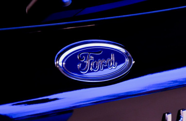 Ford tiene planeado reducir o suspender la producción en ocho de sus fábricas de Estados Unidos, México y Canadá por la escasez de semiconductores. Foto: Unsplash 