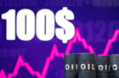 Este jueves los precios internacionales del petróleo superaron la barrera de los 100 dólares por barril, esto ante el nerviosismo provocado por la invasión de Rusia en Ucrania. Foto: Reuters 