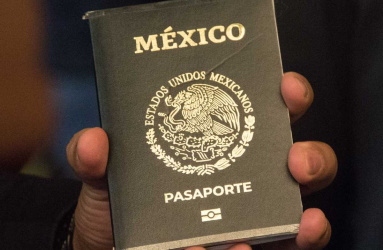 Entre los documentos que sí o sí debes de llevar es tu copia certificada del acta de nacimiento para comprobar que eres mexicano. Foto: Cuartoscuro