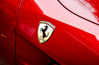 ¿Te imaginas comprar un Ferrari y chocarlo al poco tiempo de haberlo sacado del concesionario?, pues esto le pasó a un hombre que reside en Derby, Inglaterra. Foto: Unsplash 