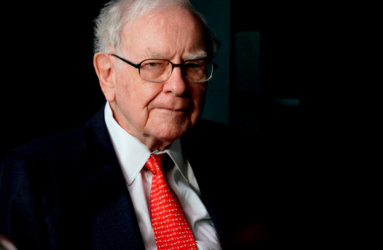 Warren Buffett utilizó la reunión anual de Berkshire Hathaway Inc para revelar importantes nuevas inversiones,  al tiempo que criticó los excesos de Wall Street. Foto: Reuters 