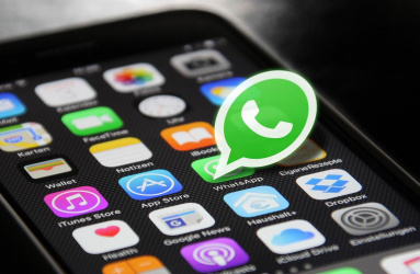 Celular con iconos de apps y resalta la de WhatsApp 