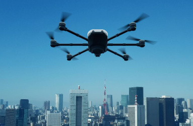 Dron volando sobre la ciudad 
