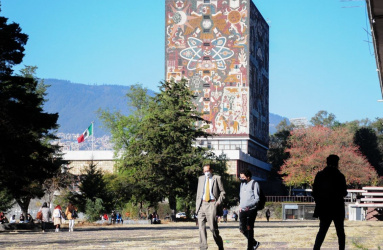 Estudiantes y profesores de la UNAM caminan en Ciudad Universitaria. 
