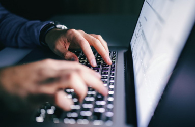 Hombre escribiendo en computadora portátil 