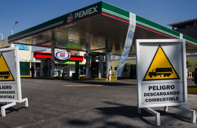 Una estación de gasolina marca Pemex se encuentra vacía. 