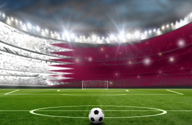 Estadio de futbol por la noche con bandera de Qatar 