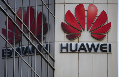 Edificio con el logotipo de la empresa tecnológica Huawei. 
