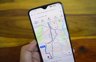 Smartphone muestra en la pantalla la app de google maps. 