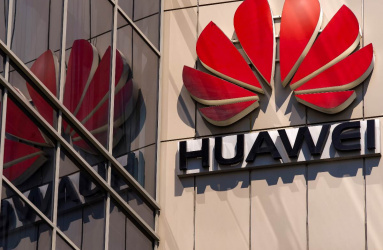 Logotipo de Huawei sobre edificio 