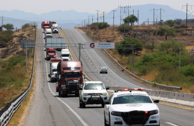 Autos circulando sobre una carretera en México. 