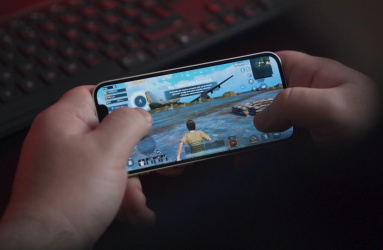 Personas jugando videojuegos en el smartphone 