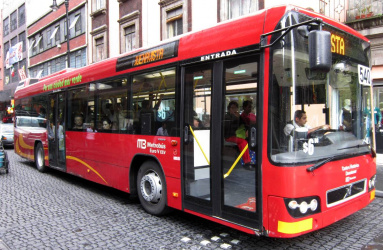 Metrobús color rojo circulando en calles de la cdmx 