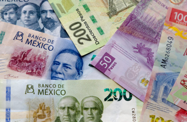 Billetes de 500, 200, 100 y 50 pesos mexicanos amontonados. 