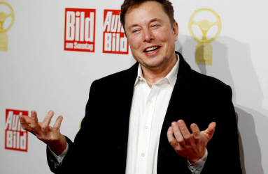 Elon Musk con saco negro y camisa blanca 