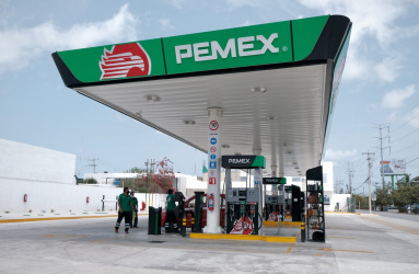 Una gasolinera de la marca Pemex semivacia. 