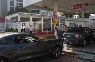 Fila de autos para realizar el trámite de verificación en la Ciudad de México. 