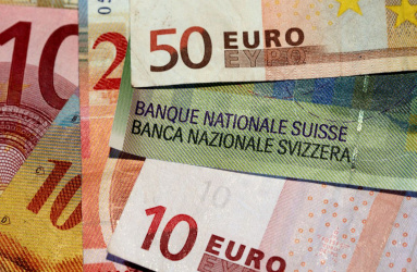Billetes de euros uno sobre otros