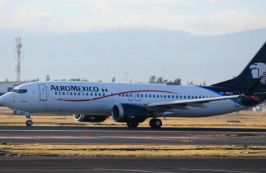 Avión de Aeroméxico en la pista de aterrizaje 