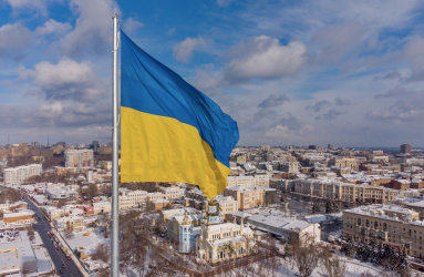 bandera Ucrania vista ciudad