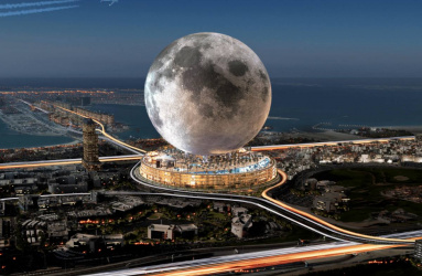 Luna en medio de la ciudad de Dubai 