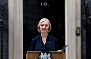 Liz Truss ex primera ministra de Reino Unido hablando en conferencia de prensa. 