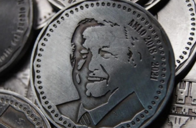 Moneda color plata con la cara de López Obrador 